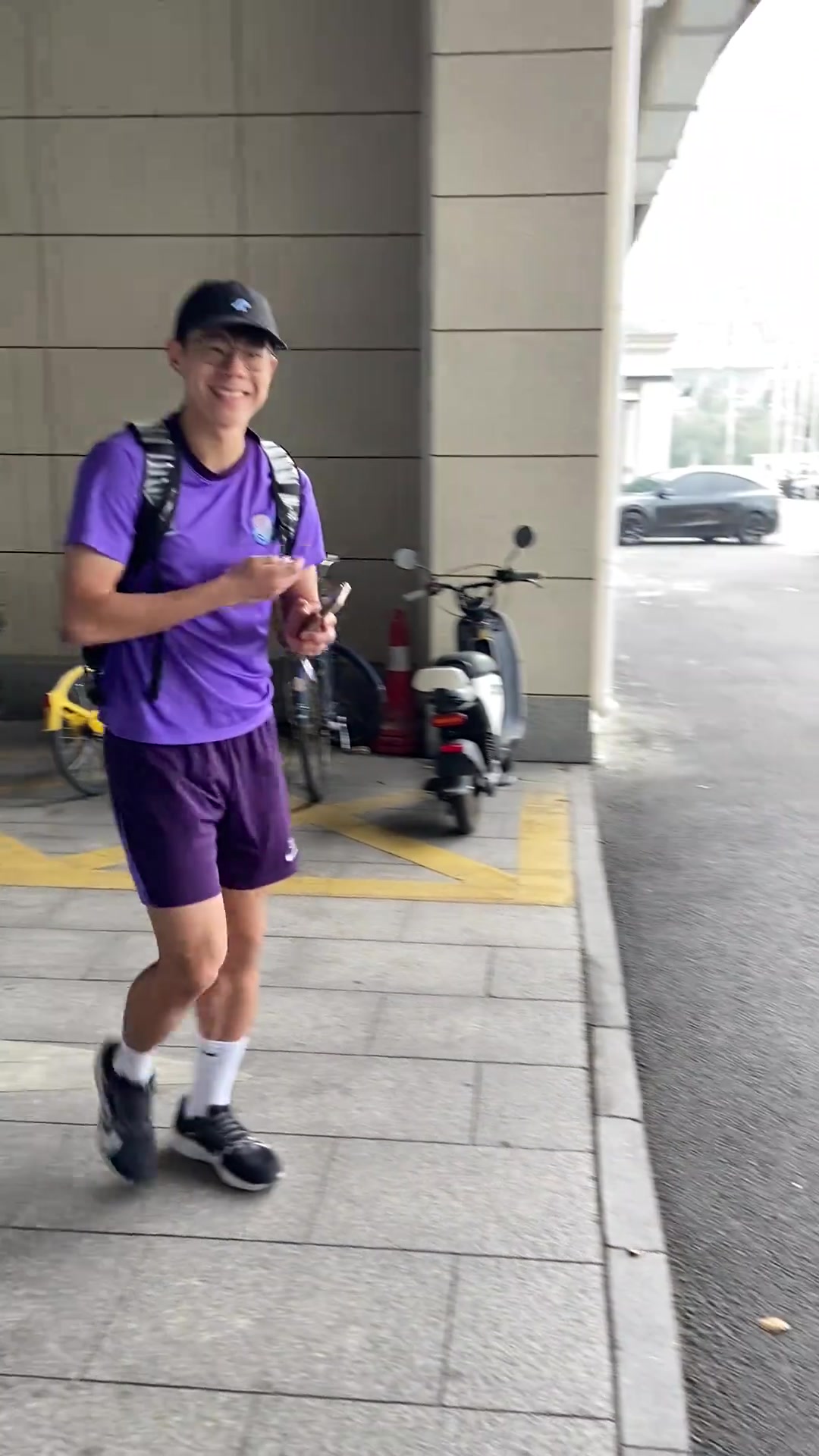 孙铭谦这是我见过最谦虚的球员还摘耳机和球迷打招呼很有礼貌