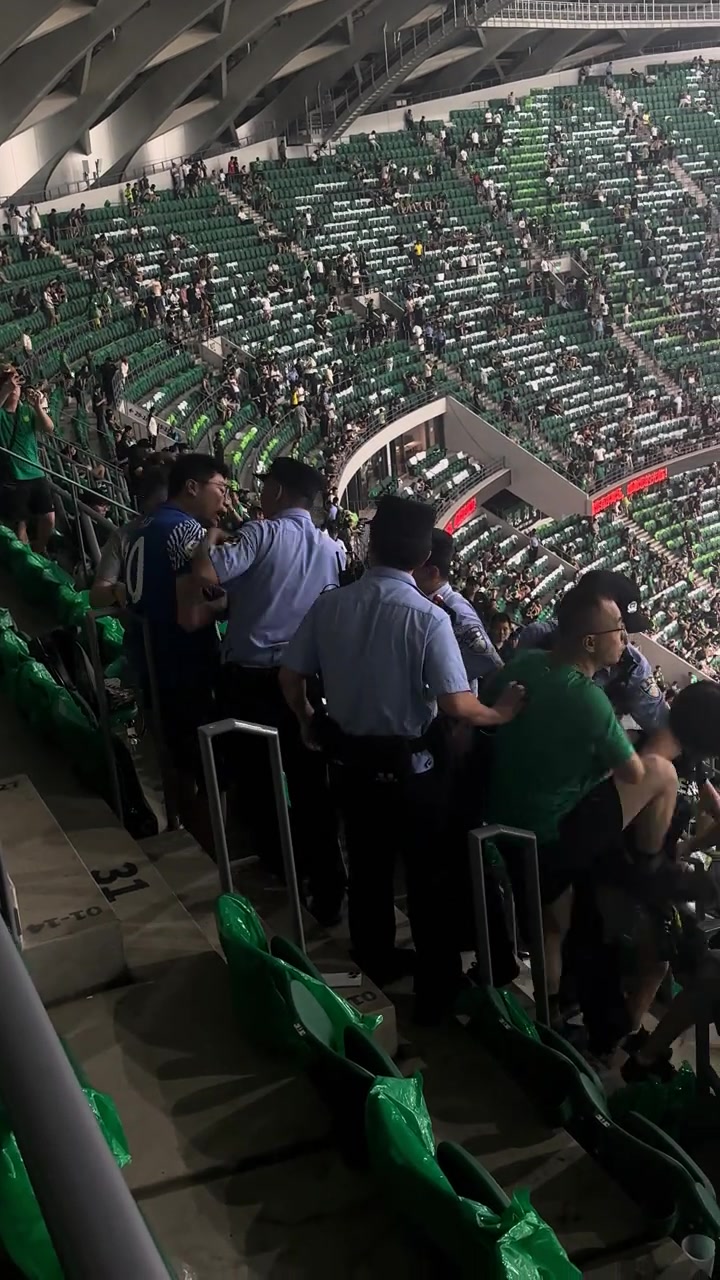 女子劝架险些被打申花球迷和国安球迷上演暴力干架