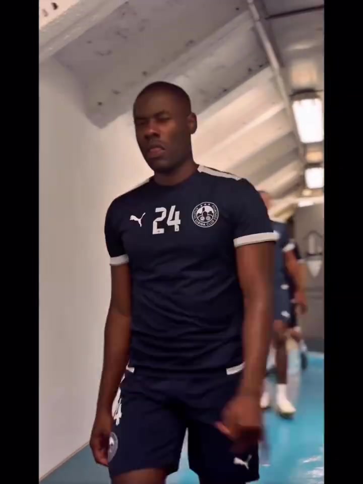 邝兆镭收获小球迷来看看他与莱里达队友的融洽互动