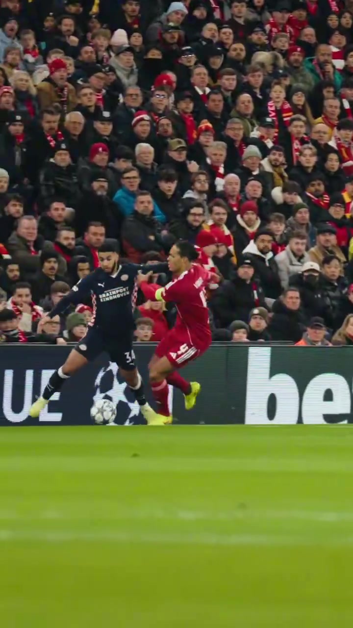 埃因霍温官推怒赞自家球员穿裆戏耍范戴克