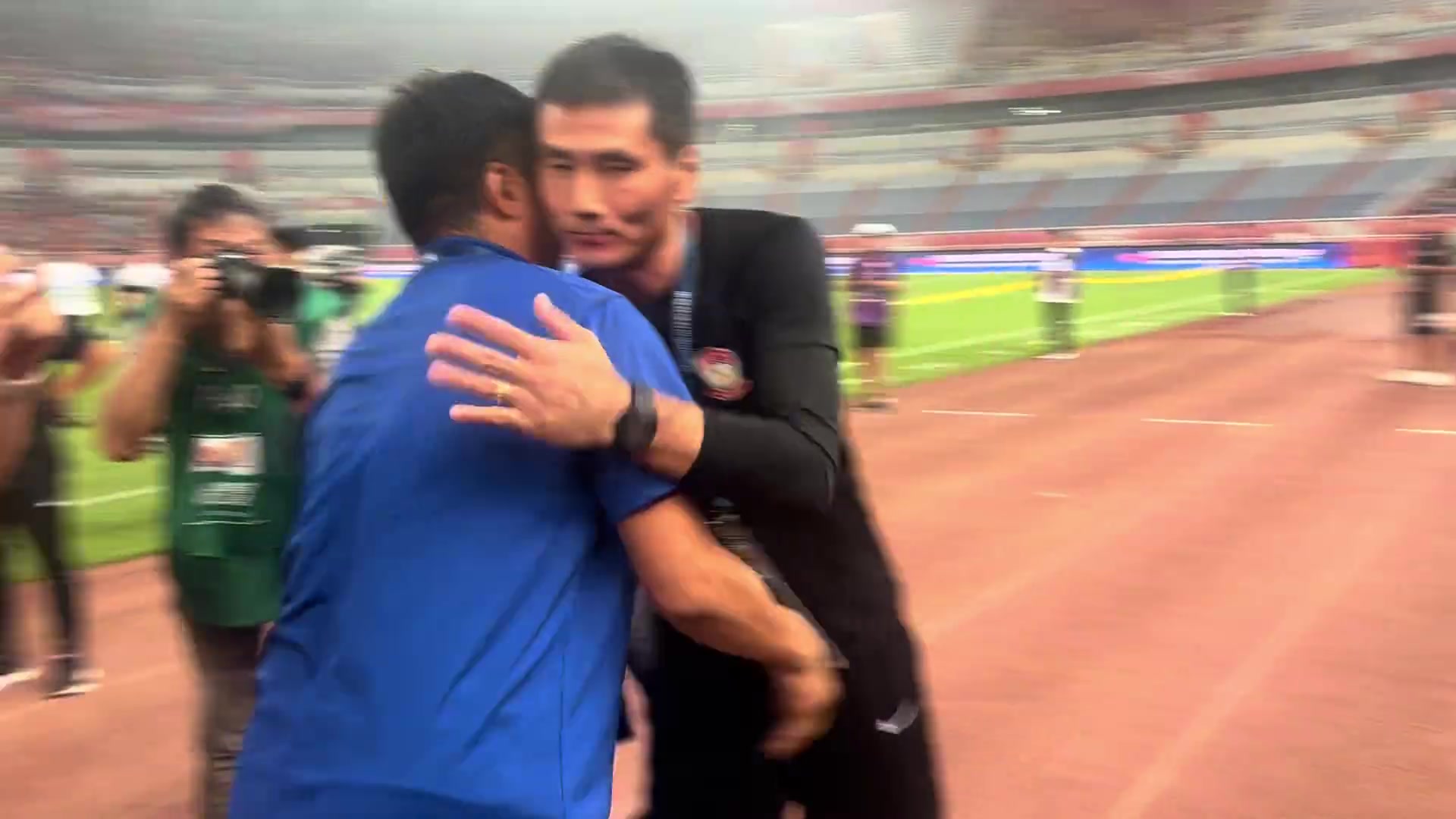 本土教练交锋赛前韩鹏与邵佳一寒暄