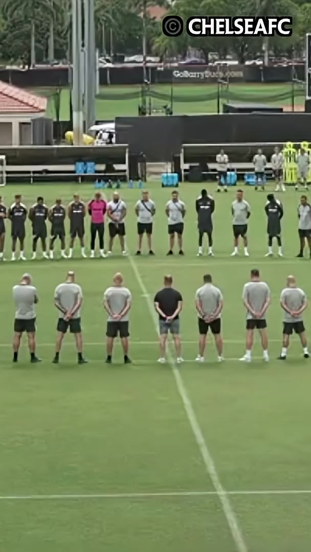 切尔西在训练前为迪奥戈-若塔和安德烈-席尔瓦默哀一分钟
