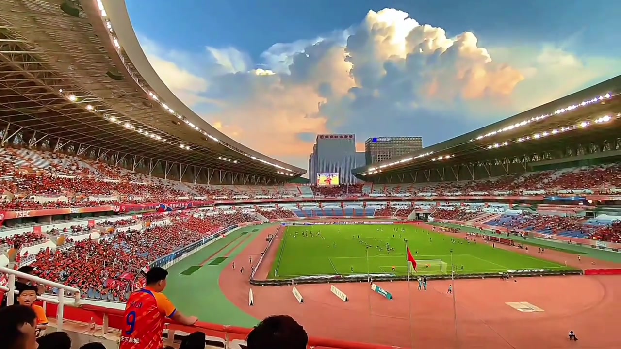 泰山球迷什么德甲的雪西甲的晚霞我只喜欢大球场的云
