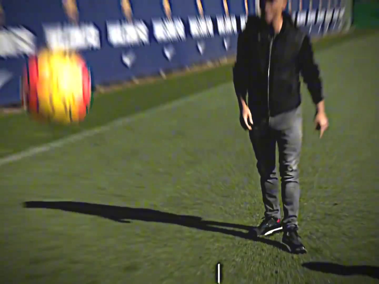 梅西摊手不是抱怨 而是老弟你还得练