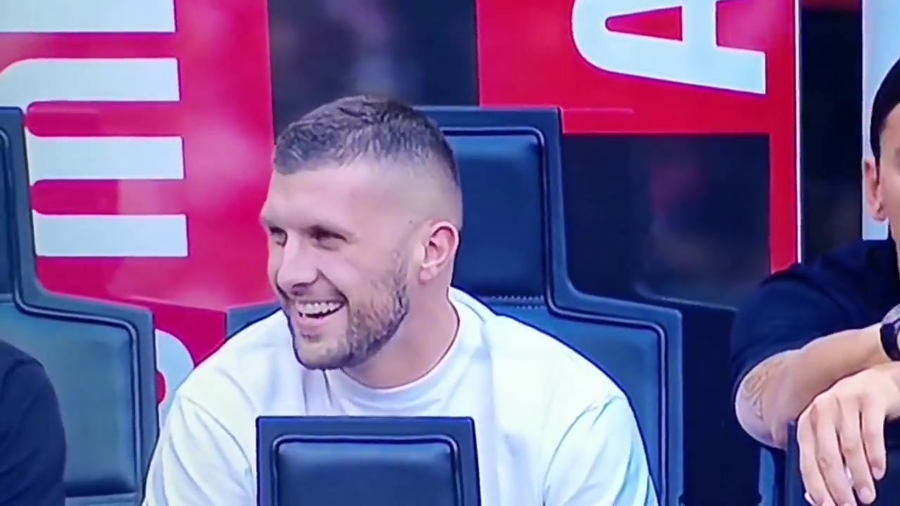 阿库尼亚这小身板真敢追打邓弗里斯没看特奥都没占到便宜嘛