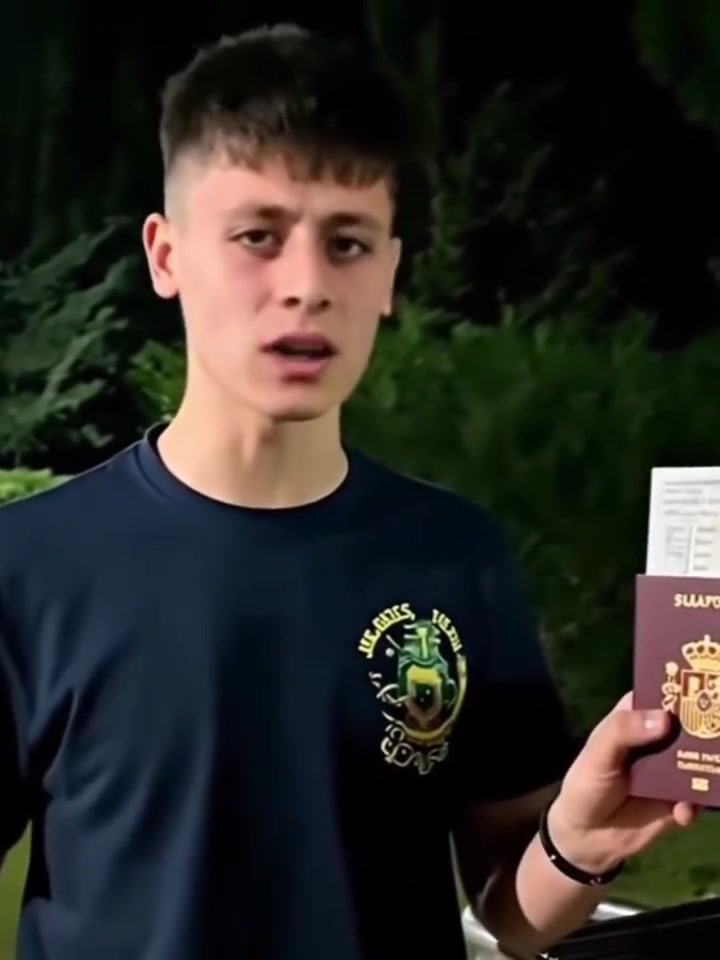 逆天国外网友恶搞居勒尔拿着亚马尔的护照还丢进了垃圾桶