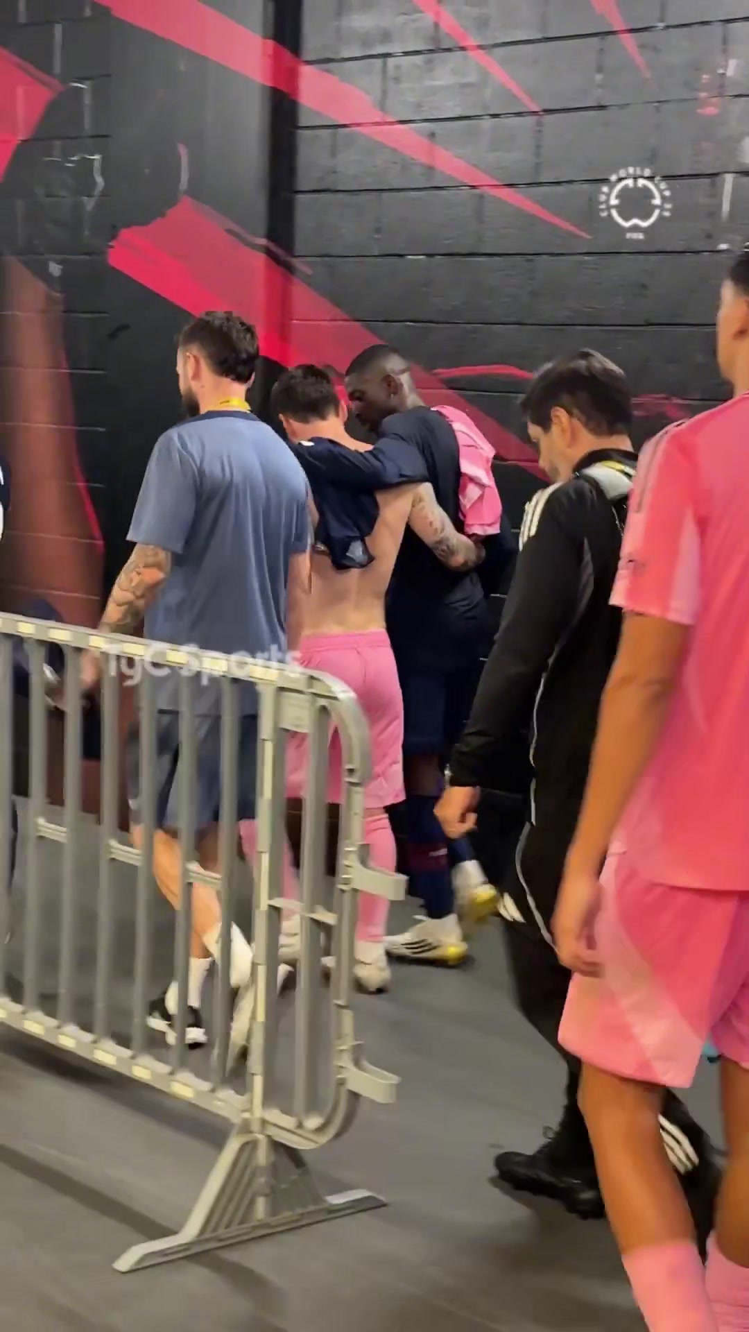 好哥俩儿啊梅西和登贝莱搭肩走回更衣室