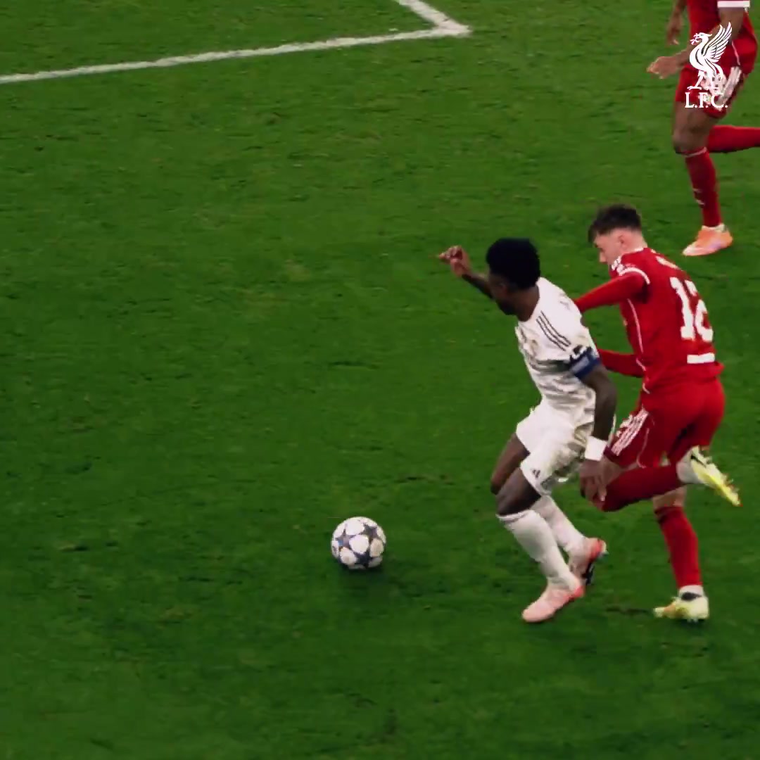 完美利物浦官方怒赞布拉德利1v1防守维尼修斯