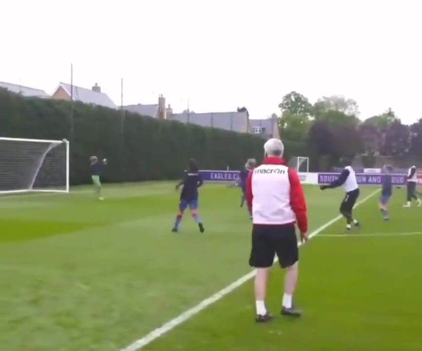 降维打击名场面博拉西在训练中戏耍整个水晶宫女队