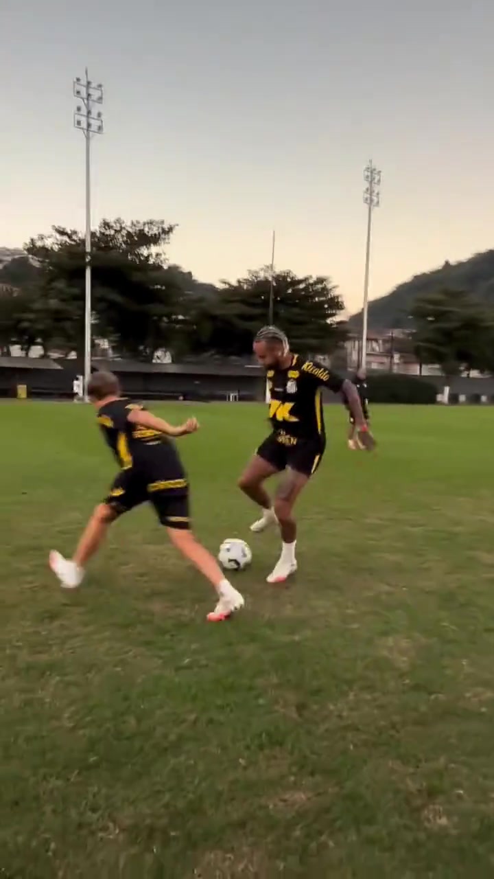 还得沉淀沉淀内马尔训练场戏耍自己儿子