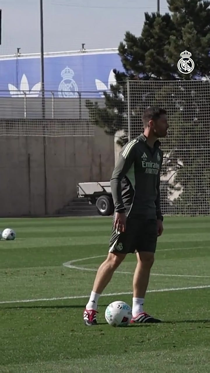 太秀了皇马官方晒哈维-阿隆索训练时磁吸般停球