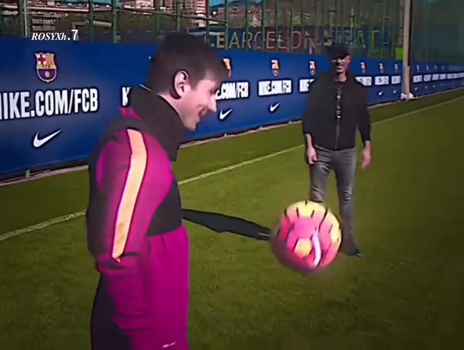 梅西抬手不是抱歉而是老弟你还得练