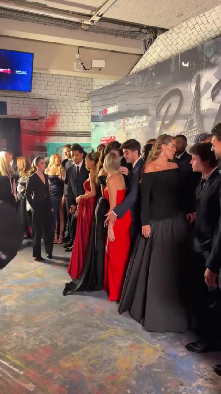 大巴黎众人带着妻子和登贝莱合影只有杜埃巴尔科拉没有女朋友