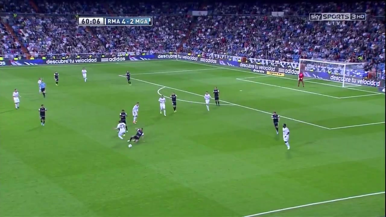 花足招式啊见过球员坐在地上传球吗C罗就做到了