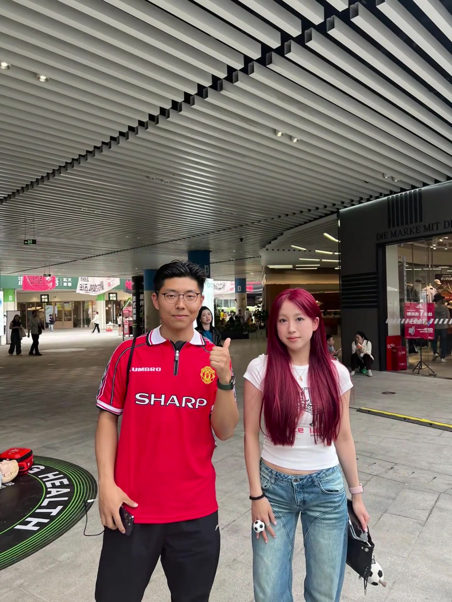 路人和韦世豪老婆合照但这街拍的质量是真的一点图都不修嘛