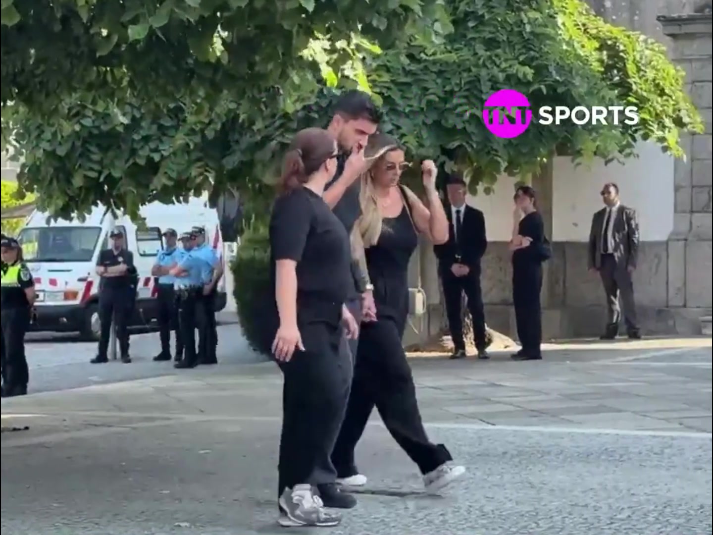 送别挚友鲁本-内维斯赶回葡萄牙为若塔抬棺