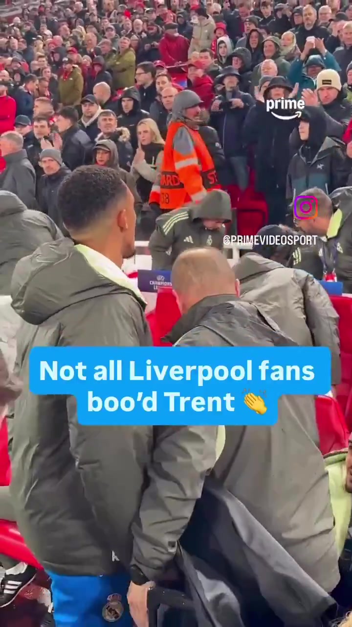 利物浦队博主球迷为阿诺德鼓掌他毫无表示