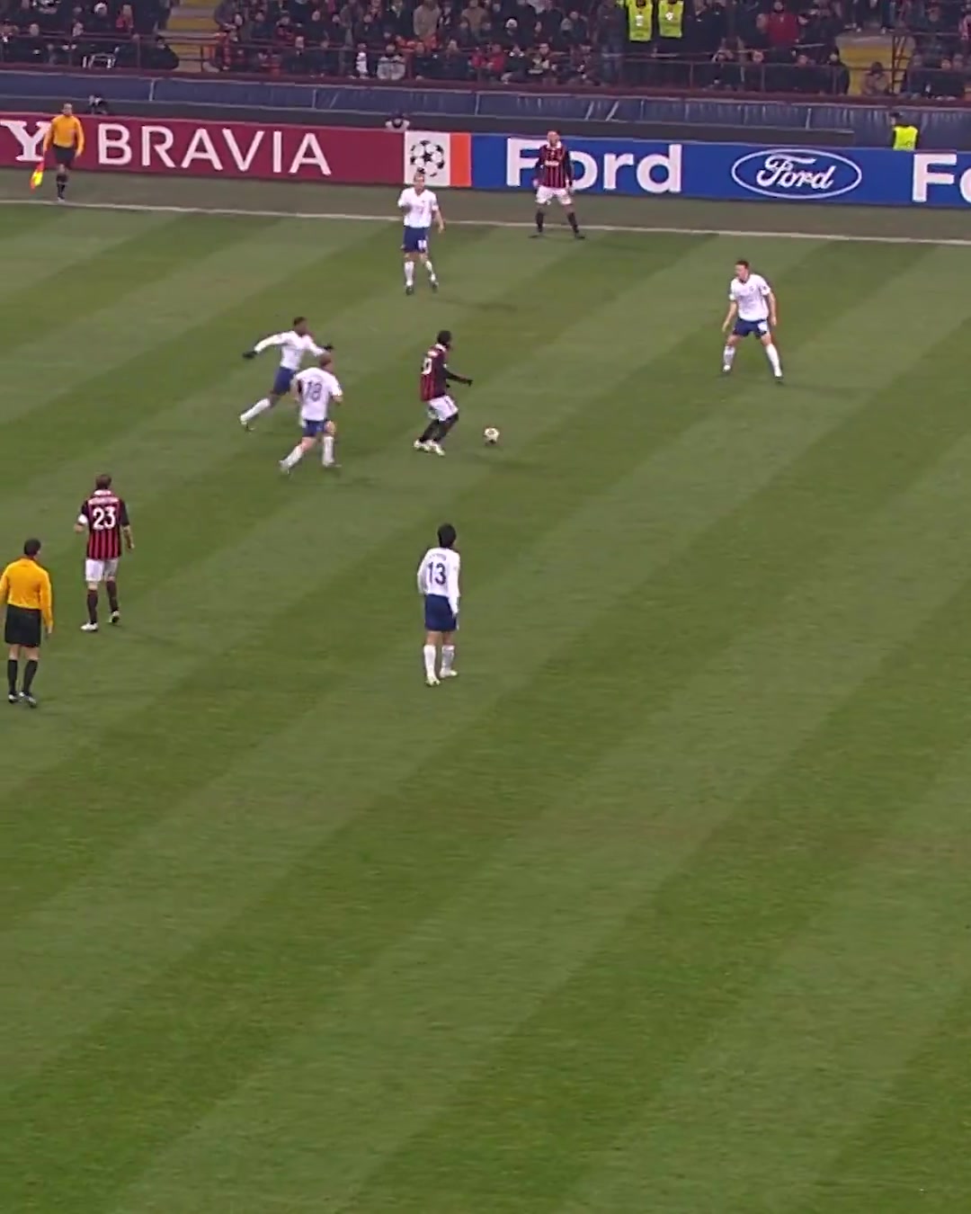 满满都是回忆小罗在米兰时期面对曼联的瞬间