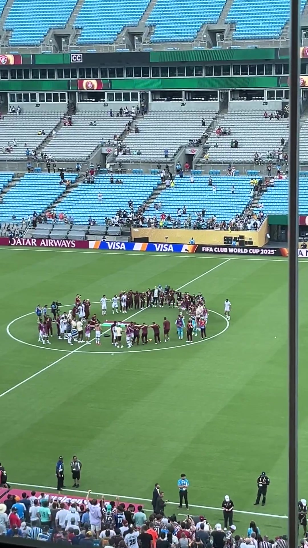 淘汰意甲豪门弗鲁米嫩塞全队赛后在中圈狂欢