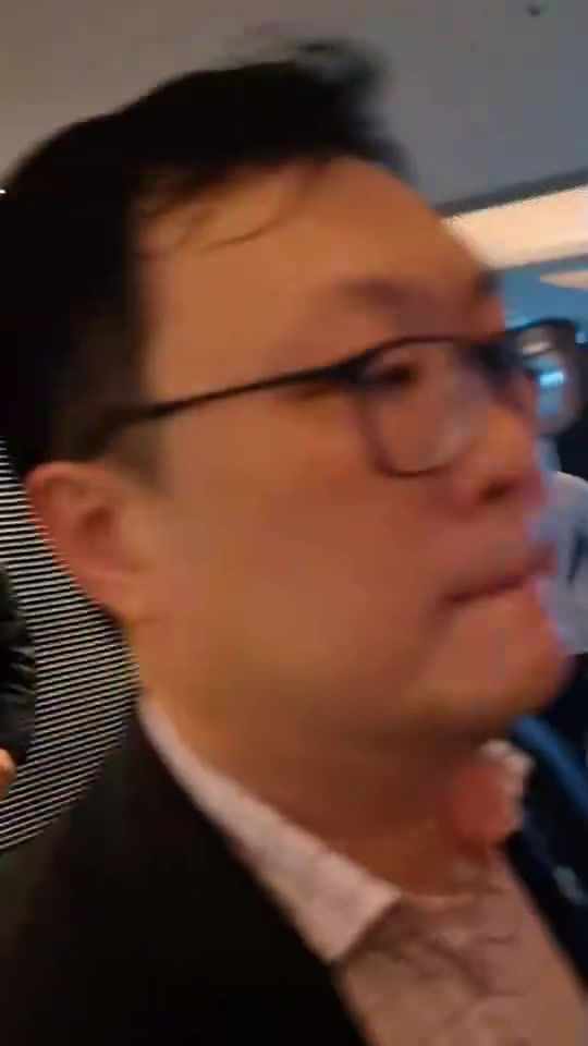 人气火爆C罗走出酒店电梯为蹲守酒店的球迷签名