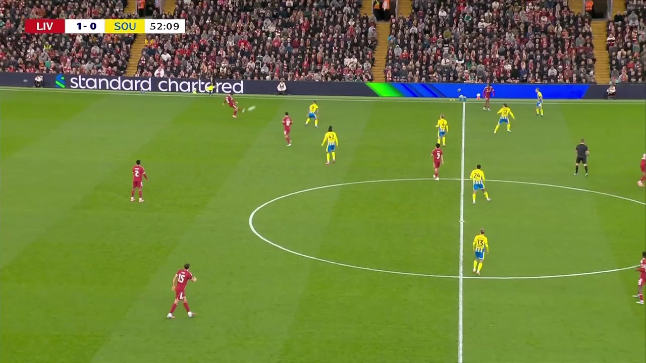 不冷静埃基蒂克不满判罚击打皮球被主裁出示第一张黄牌