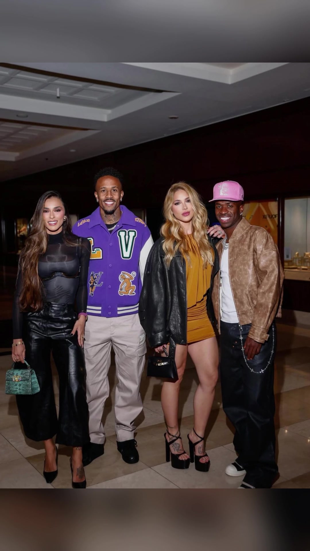 看着就攒劲维尼修斯和米利唐各种带着性感女友在摩纳哥度假