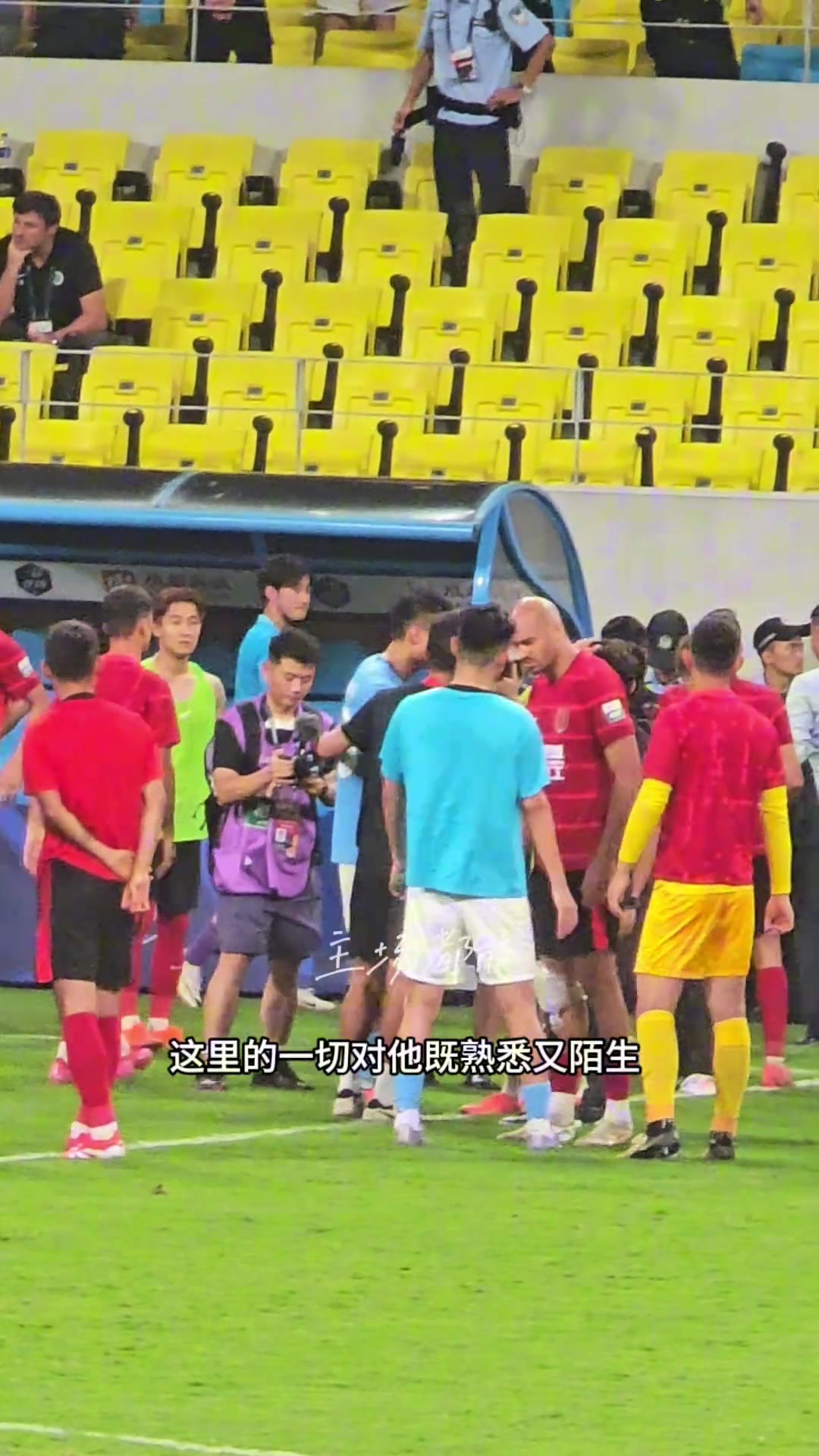 硬汉落泪杨一鸣赛后绕场并分发喜糖成都球迷送上温情感谢