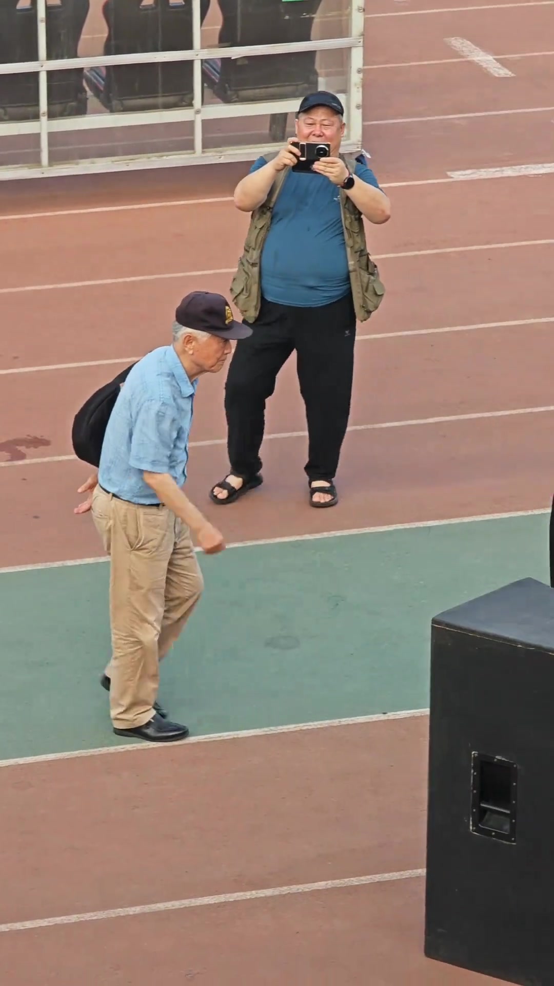 祝您健康长寿实拍北京球迷为北京足球教父送上掌声