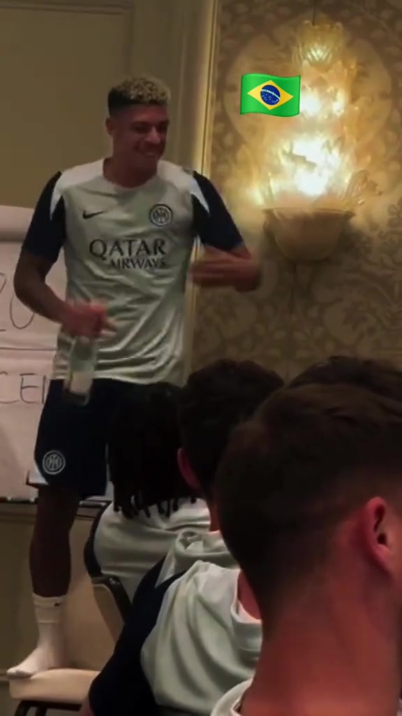 新人常规节目来看国米新援恩里克亮相仪式时献歌一曲