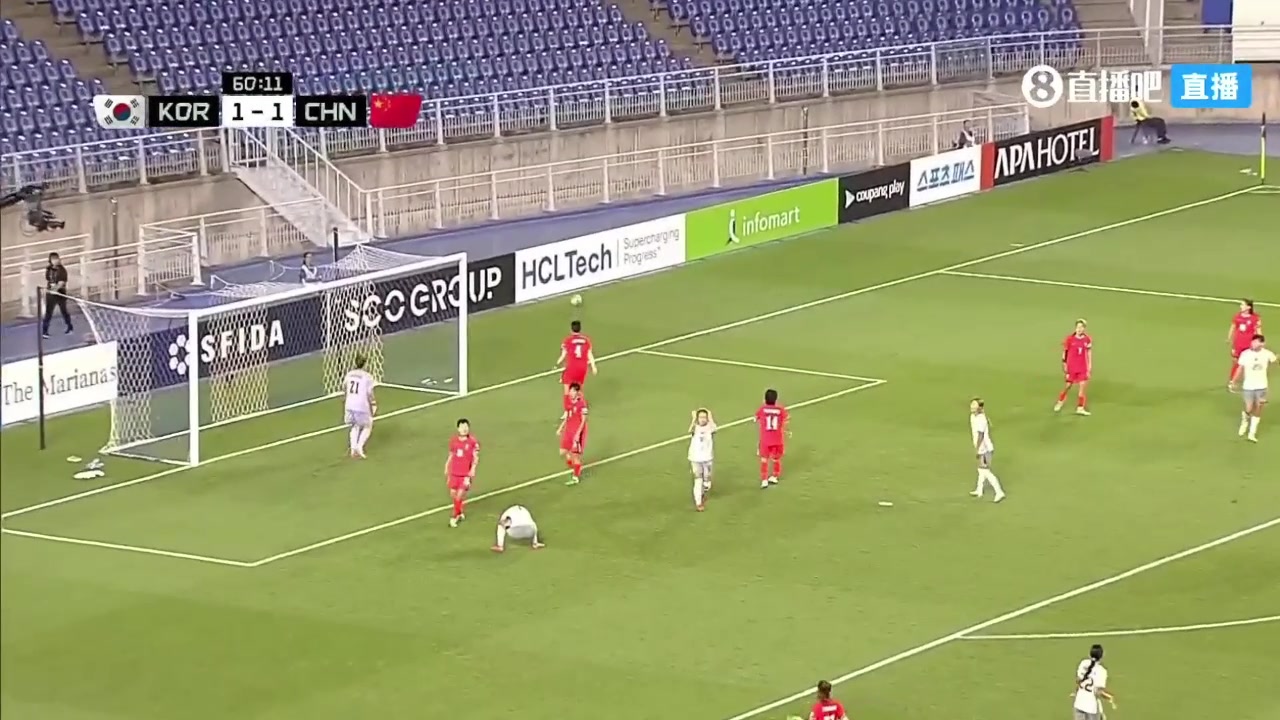 主帅不敢相信王霜门前无人防守下射门偏出