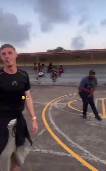 这投篮动作挺别致啊帕尔默轻松投进三分