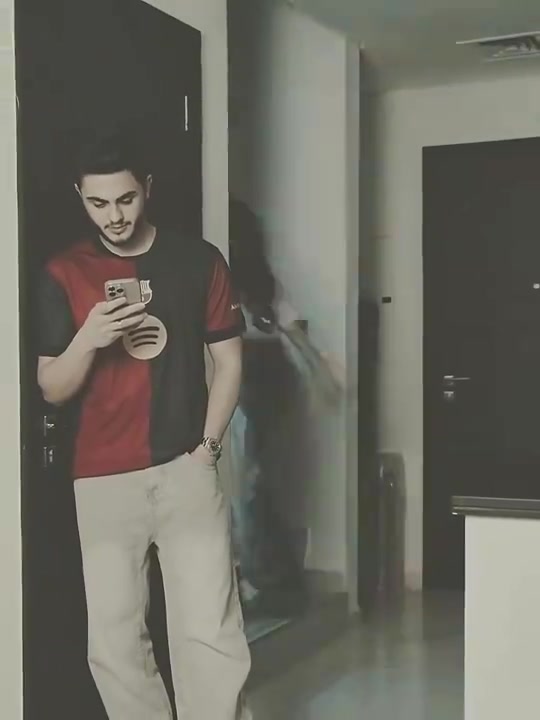 懂事的皇马女友默默换上了巴萨球衣这才是好情侣