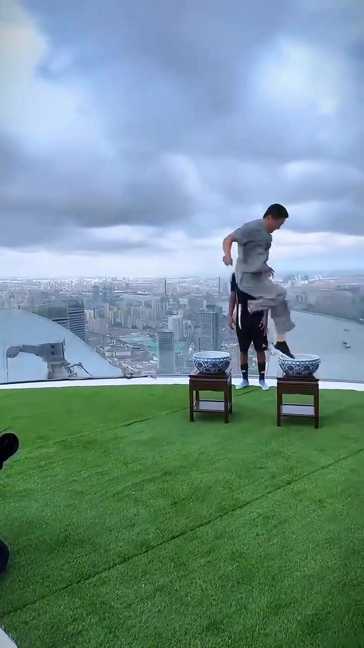 惊呆啦亚马尔到达上海体验中国功夫轻功水上漂