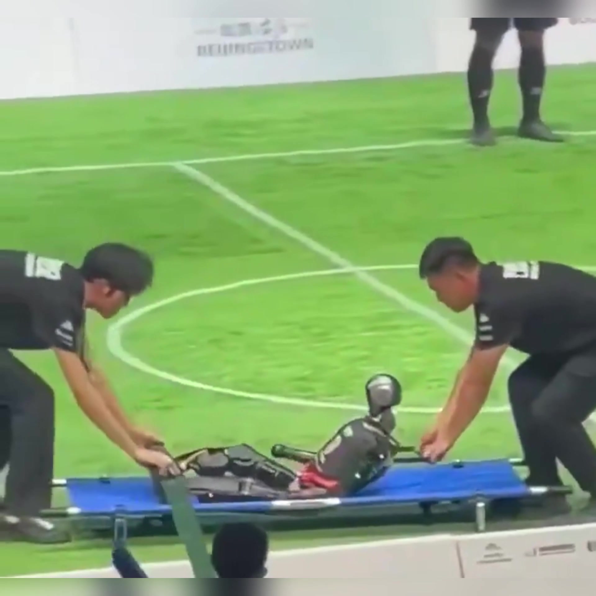 太损了网友晒机器人踢球视频曼联训练片段泄露
