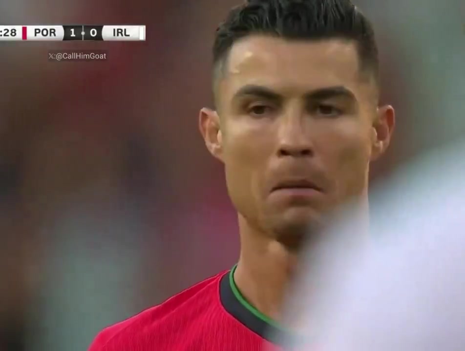 C罗2024年对阵爱尔兰踢任意球时激励自己可惜球击中了门柱