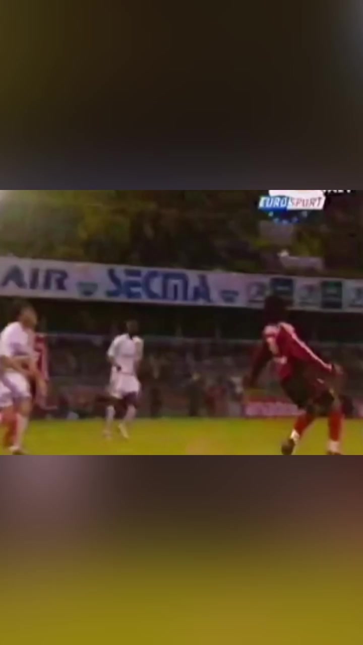 足坛最炸裂的头球破门没有之一德罗巴竟成为队友背景板