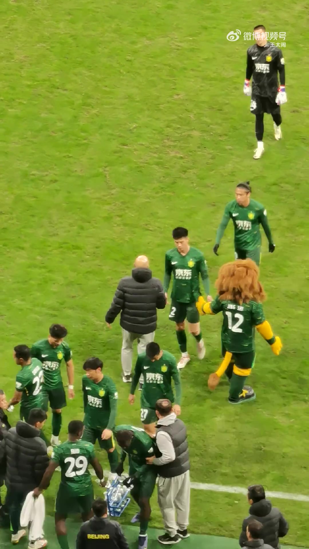 恩加德乌赛后怒摔水瓶球迷你还来劲了四个球有俩都是你失误