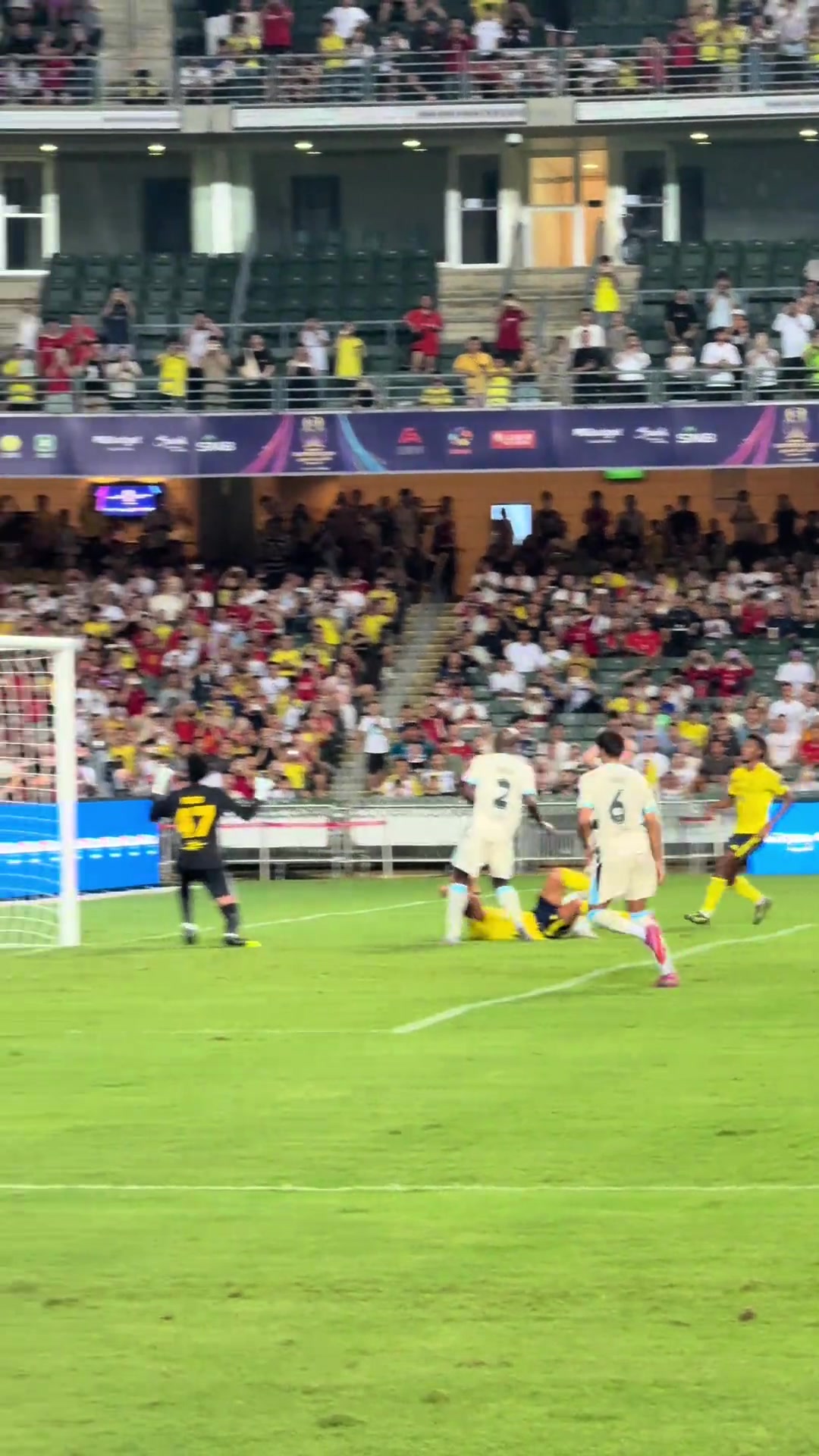 C罗展示逆天弹跳但身后被对手下黑手