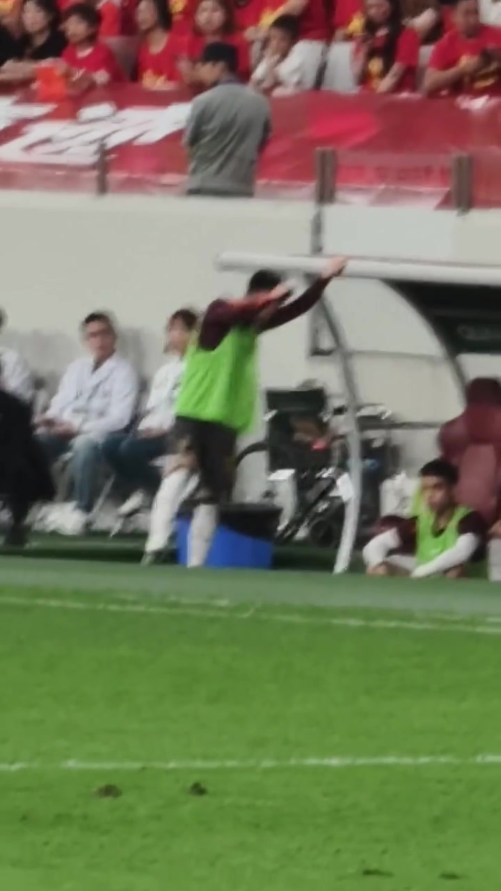 场边球迷拍到上半场的王钰栋又气又急还是和老蒯好敢直接怒喊