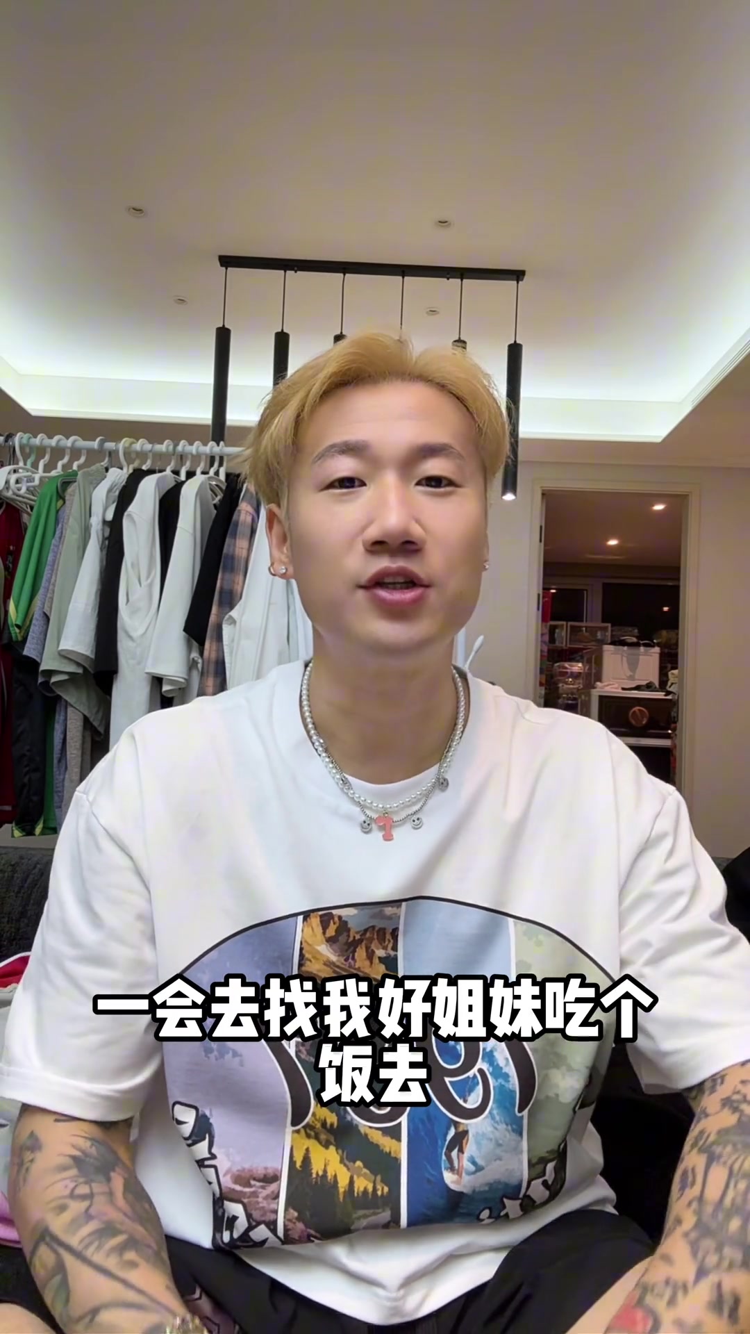 前恒大球员女人缘这么好荣昊去闺蜜家吃饭喜欢就介绍认识