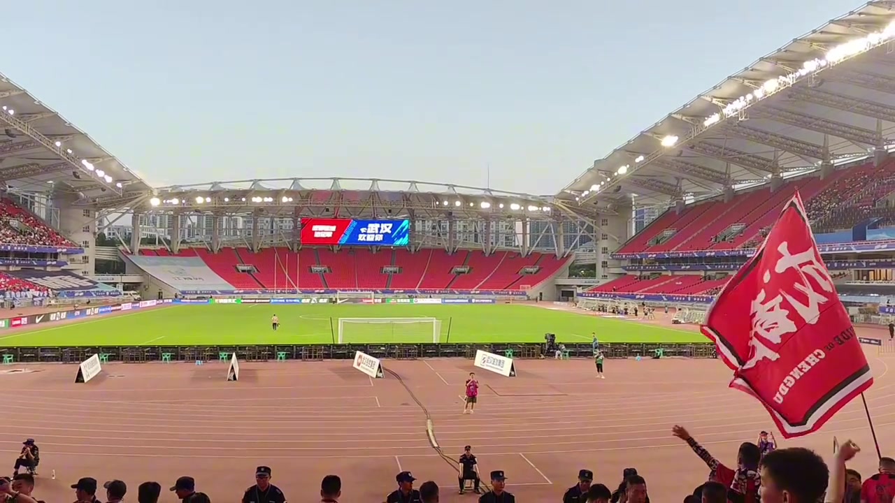 格局拉满三镇主场欢迎蓉城远征球迷并预祝球队亚冠取得好成绩