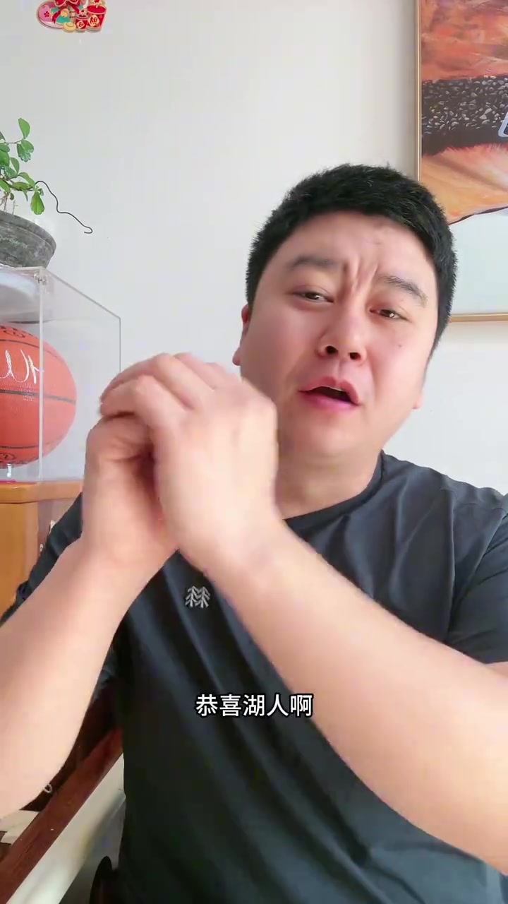 大史打趣41岁的老詹跟窜天猴似的31岁的恩比德踉踉跄跄