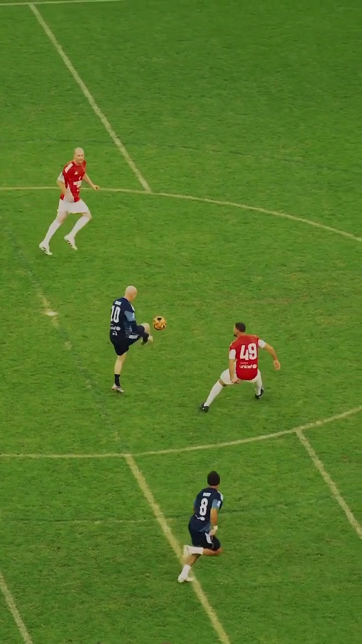 大师级优雅齐达内接球转身挑传送出助攻皇马队危速归