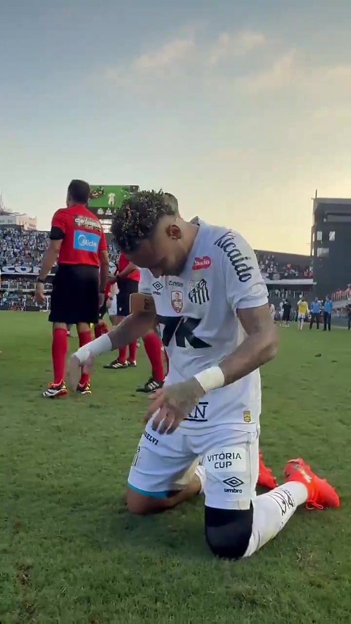 桑托斯保级成功内马尔赛后跪地庆祝